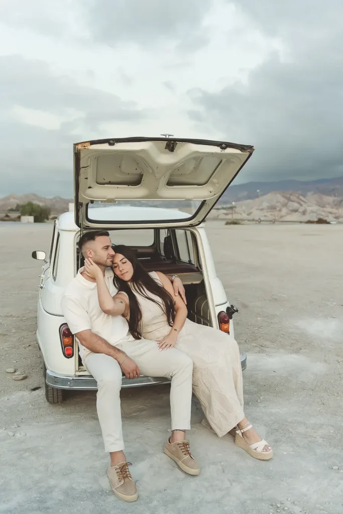 Pareja junto al coche en una preboda en Tabernas
