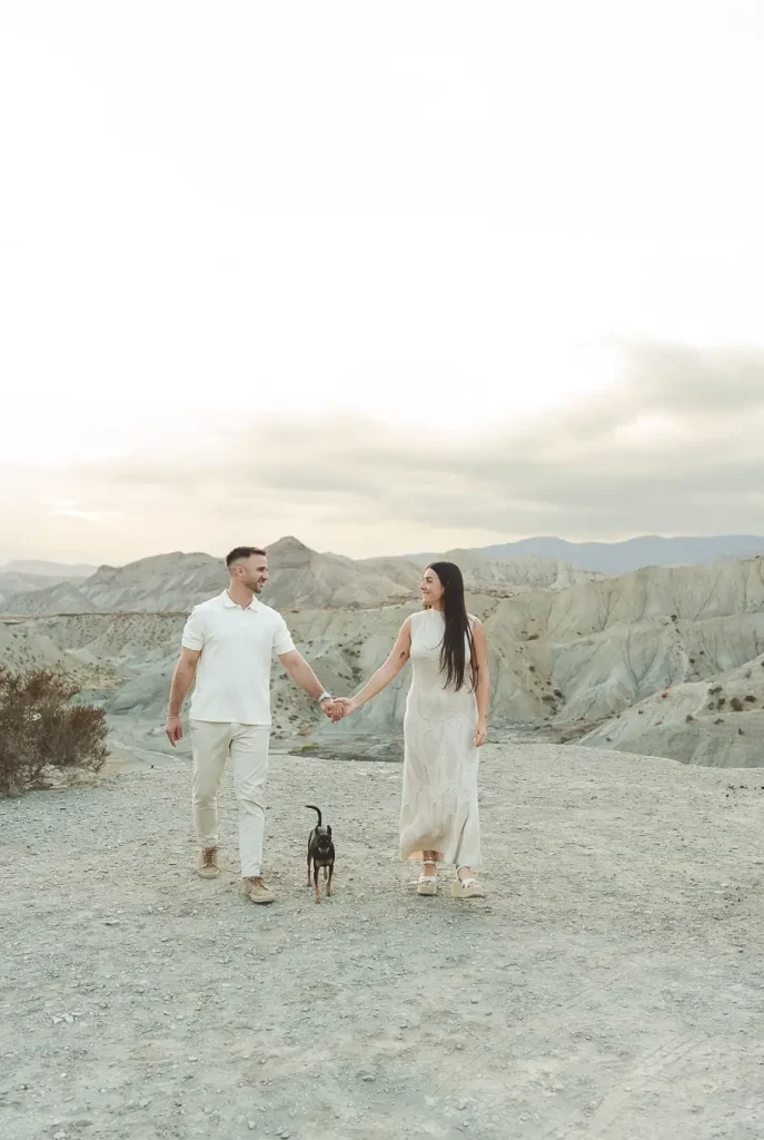 Pareja caminando con su perro durante una preboda
