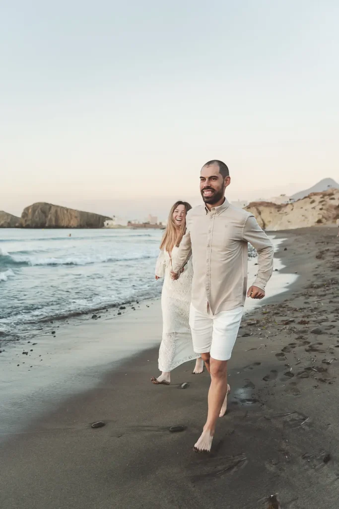 Pareja corriendo al amanecer en Cabo de Gata durante su preboda