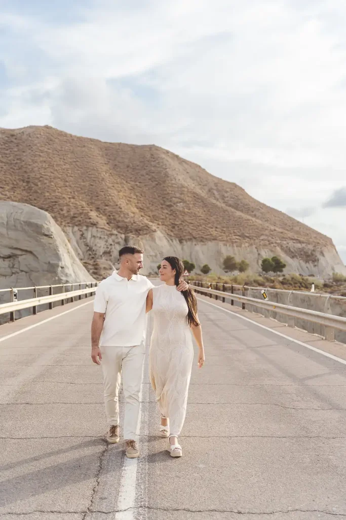 Cristina y Juanfer durante su preboda en Tabernas, Almería
