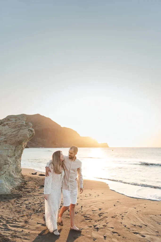 Luz suave del amanecer en una preboda en Cabo de Gata