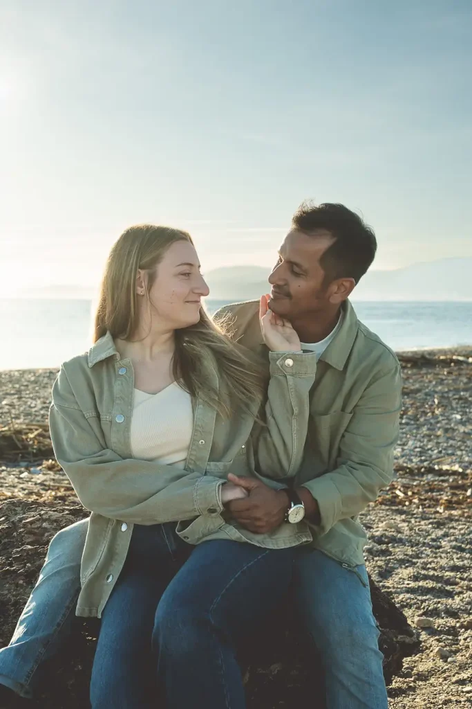 Mirada cómplice entre Melanie y Andrés durante su preboda