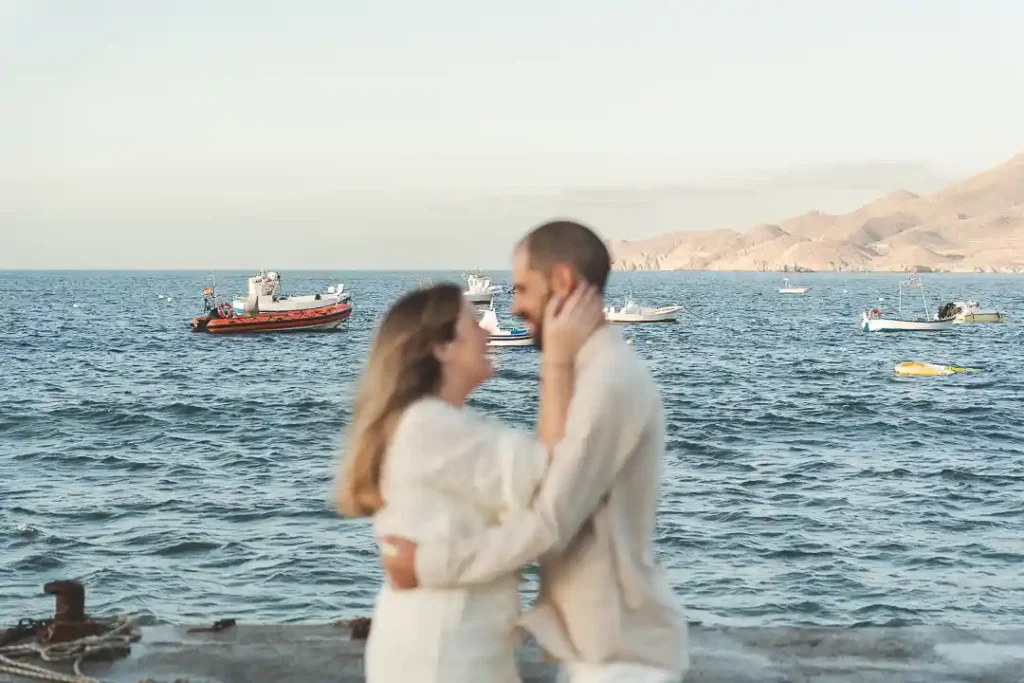 Momento íntimo de pareja en Cabo de Gata al amanecer