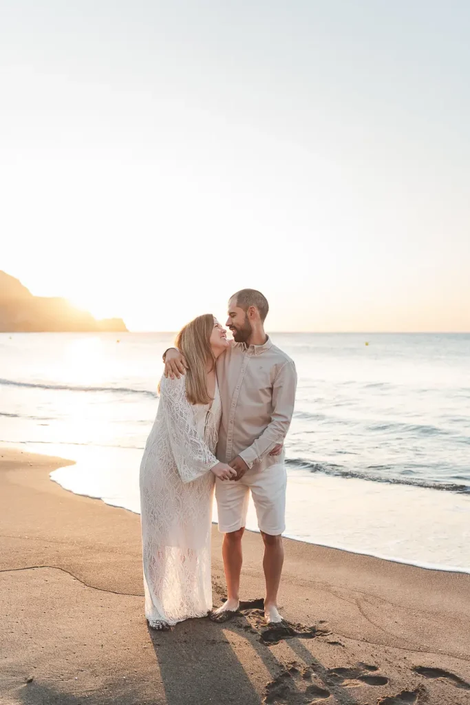 Momento íntimo de pareja en una preboda en Cabo de Gata
