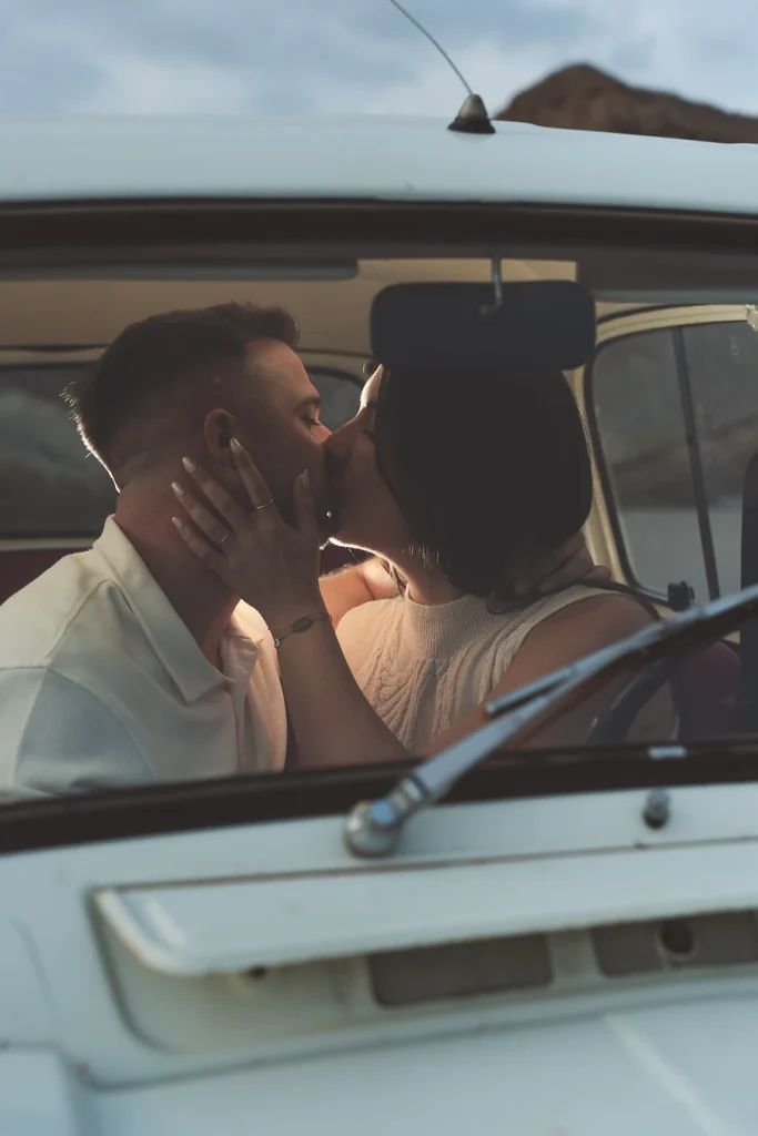 Momento íntimo de pareja en una preboda en Tabernas