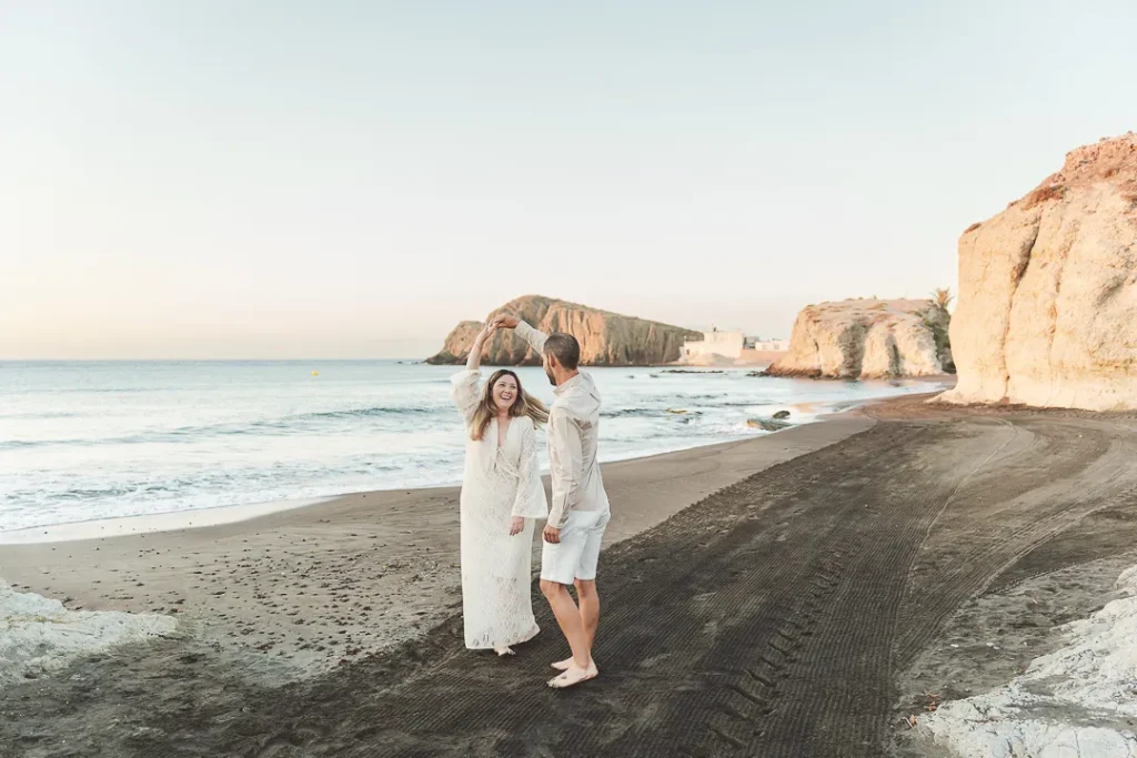Pareja bailando durante su preboda en Cabo de Gata