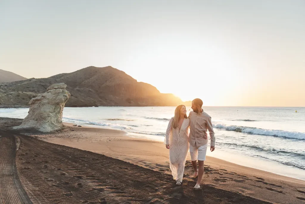 Pareja caminando por la playa al amanecer en Cabo de Gata