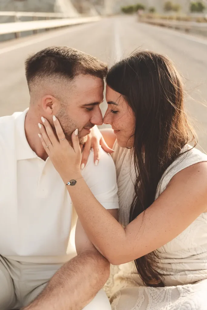 Pareja romatica en la carretera en su preboda en Tabernas