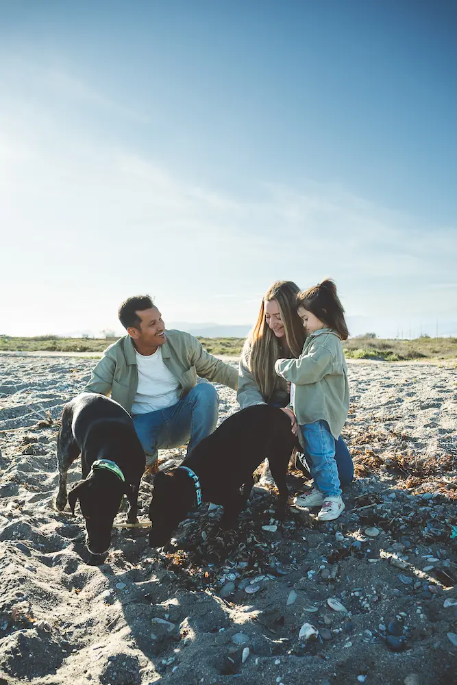 preboda de pareja con sus perros en la playa de Almería