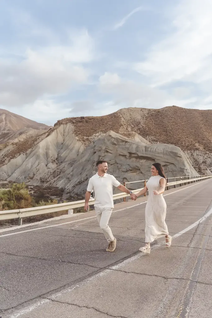 Abrazo natural de pareja en una preboda en Tabernas