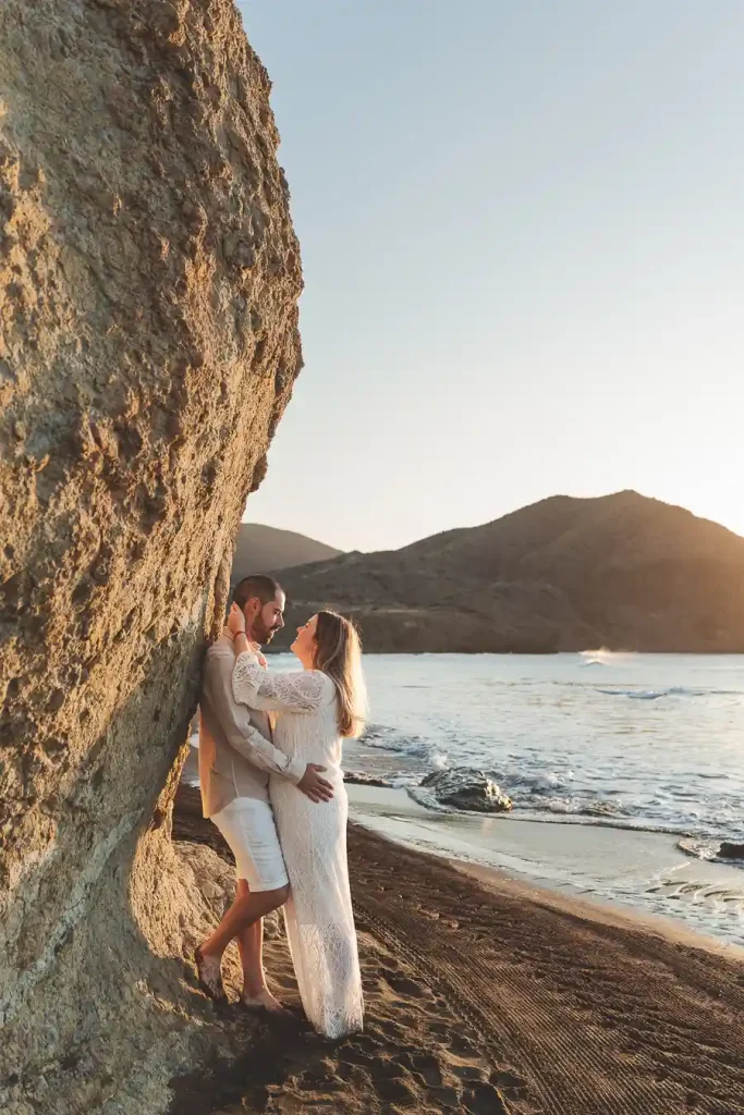 Pareja entre las rocas durante su preboda en Cabo de Gata
