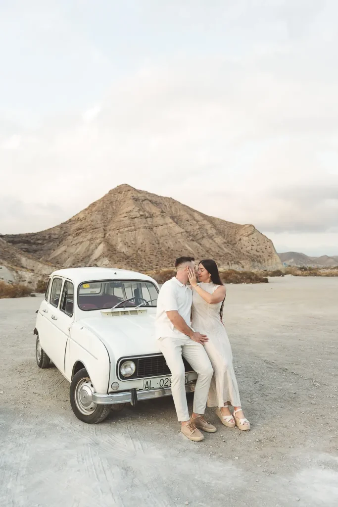 Preboda con coche clásico en Tabernas, Almería