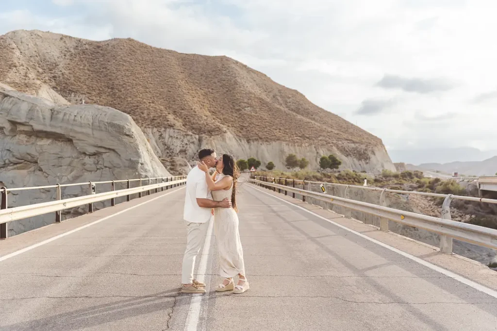 Preboda en la carretera de Tabernas, Almería, al atardecer