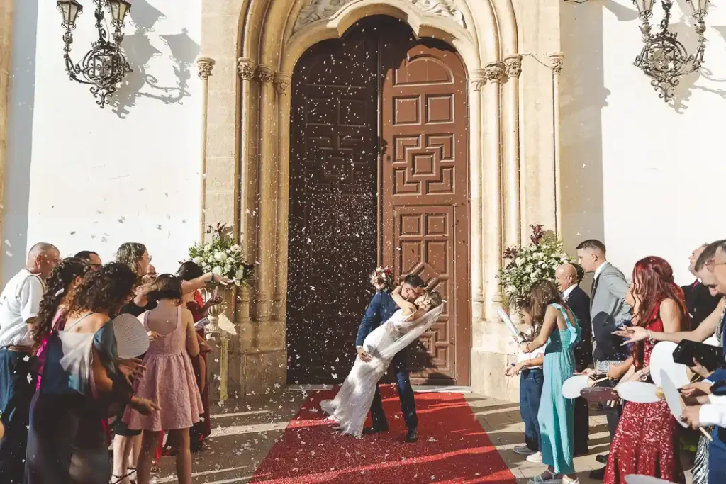 Salida de los novios de la Iglesia Virgen del Mar en Almería tras la ceremonia