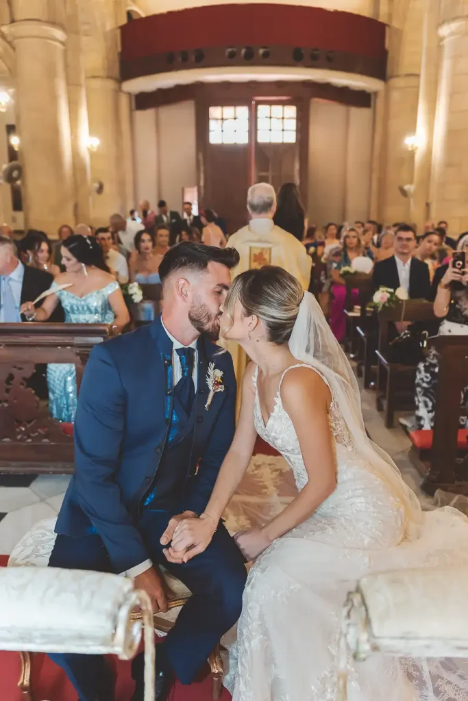 Beso de los novios el día de su boda en Almería