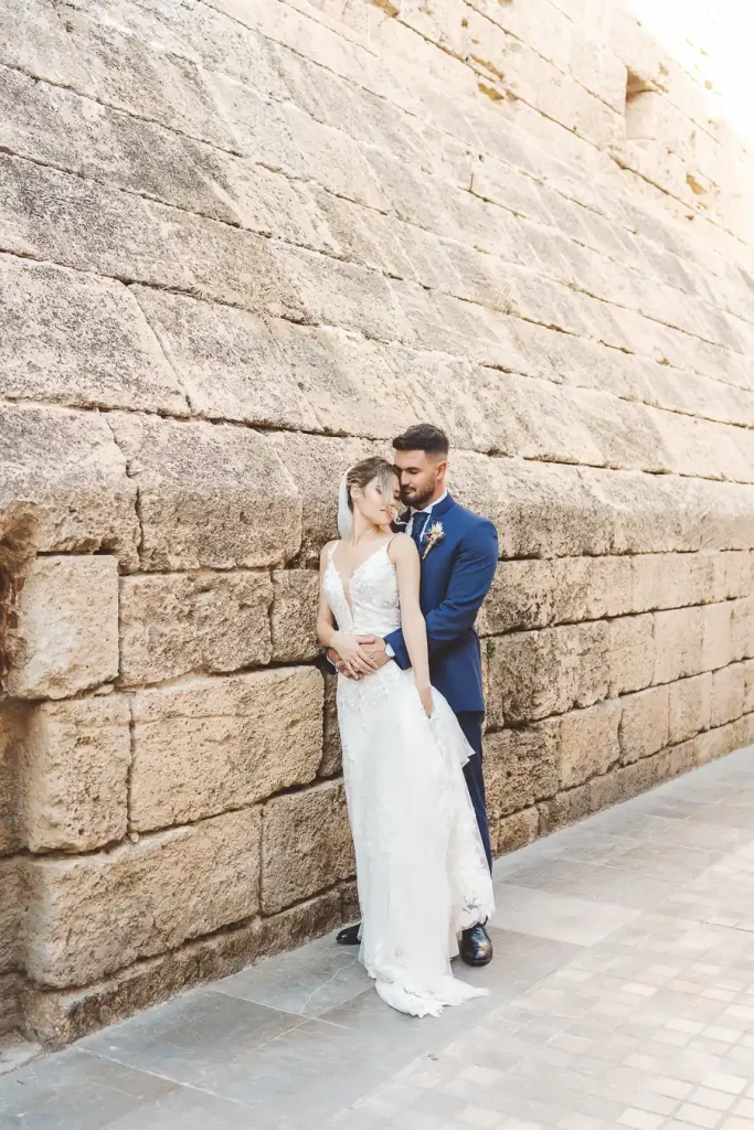 Pareja de recién casados durante su boda en Almería