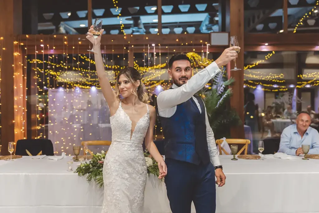 Brindis durante la celebración de una boda en La Jábega, Almería