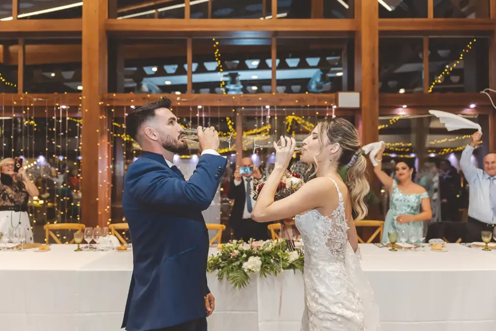 Brindis de los novios durante la celebración en La Jábega, Almería