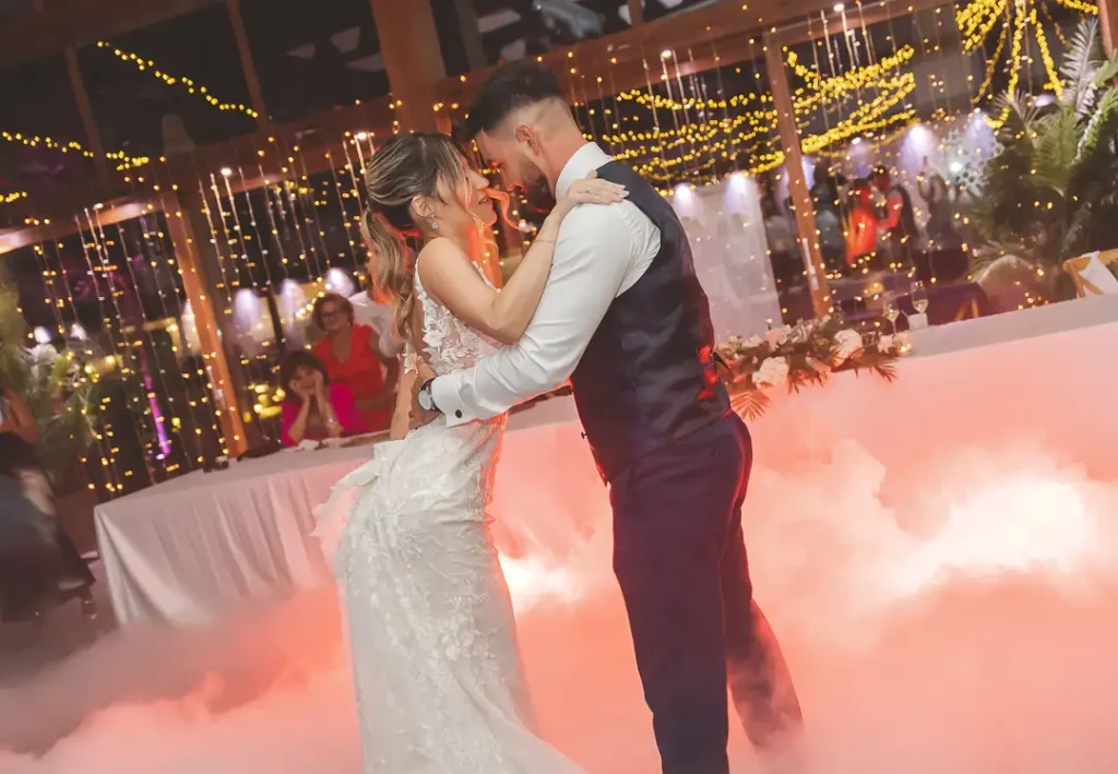 Momento de la fiesta nocturna en una boda en La Jábega, Almería