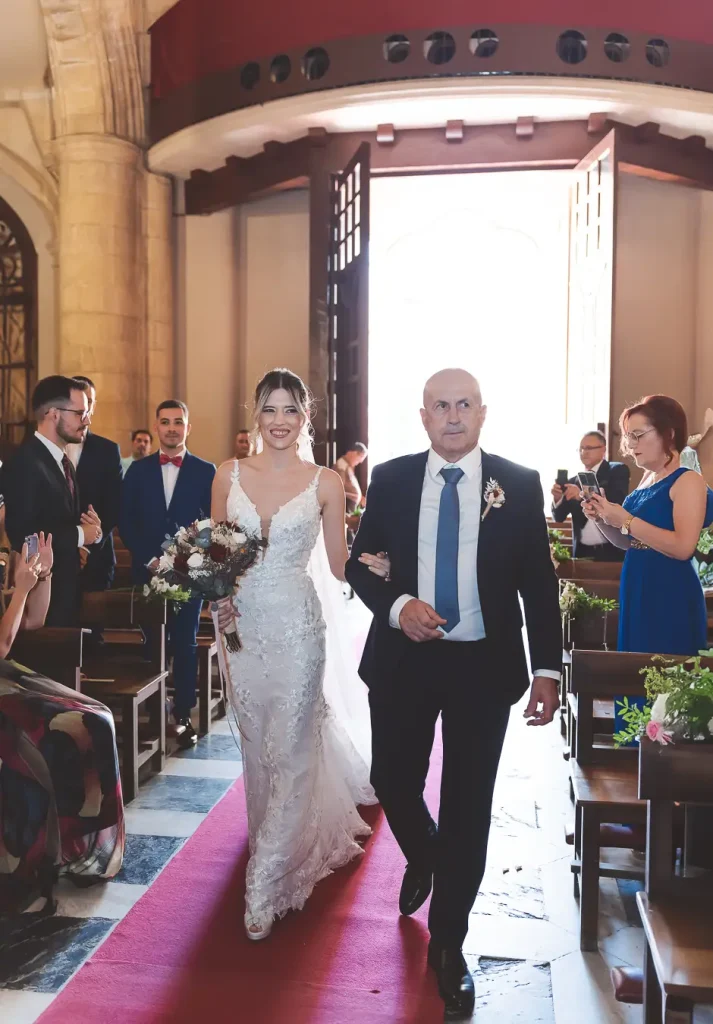 Entrada de la novia en la Iglesia Virgen del Mar en Almería