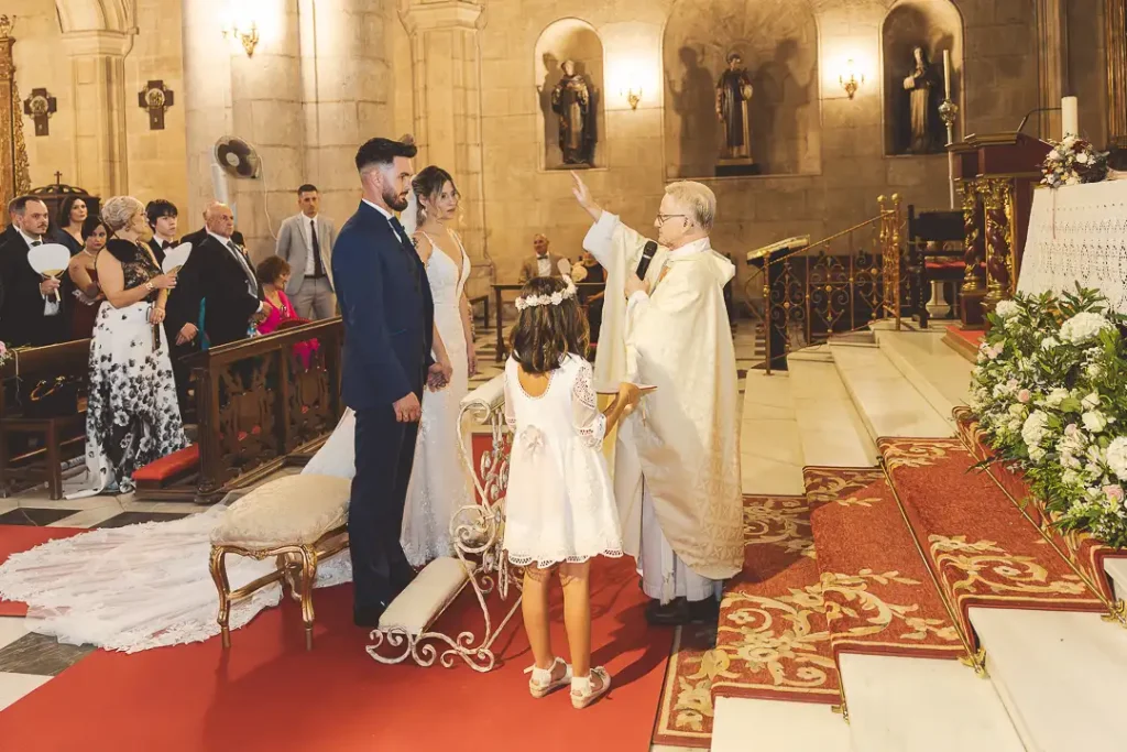 Intercambio de anillos en la Iglesia Virgen del Mar durante una boda en Almería
