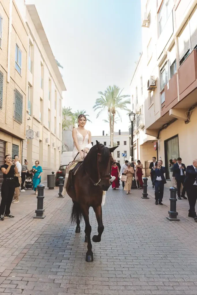 Llegada de la novia en caballo el día de su boda en Almería