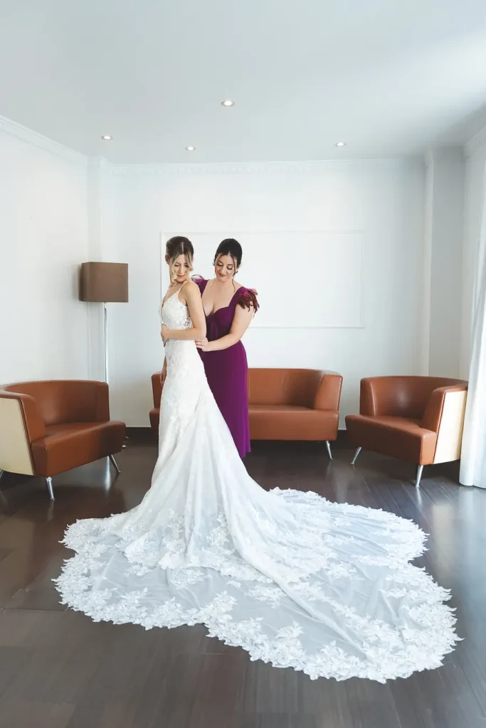 La novia con una amiga durante los preparativos de la boda en Almería