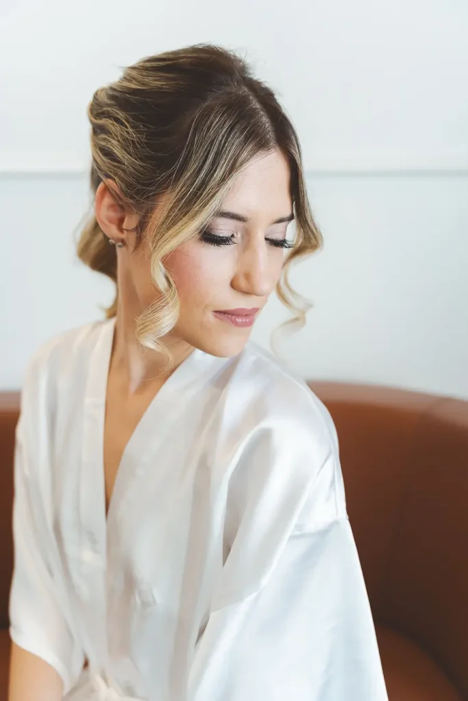 Retrato de la novia durante los preparativos de su boda en Almería