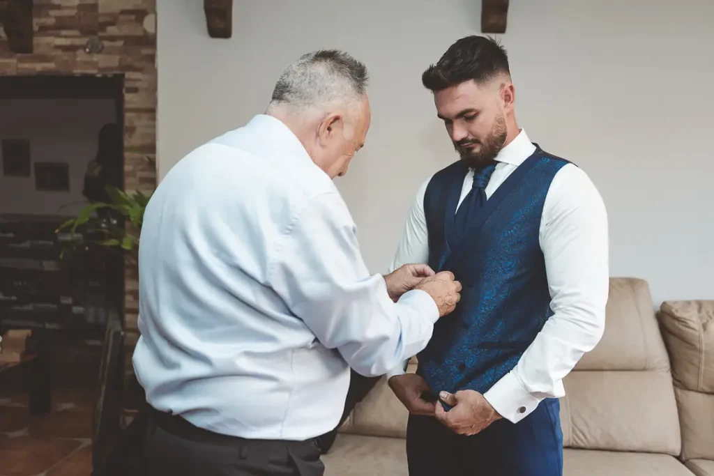 Preparativos del novio el día de su boda en Almería