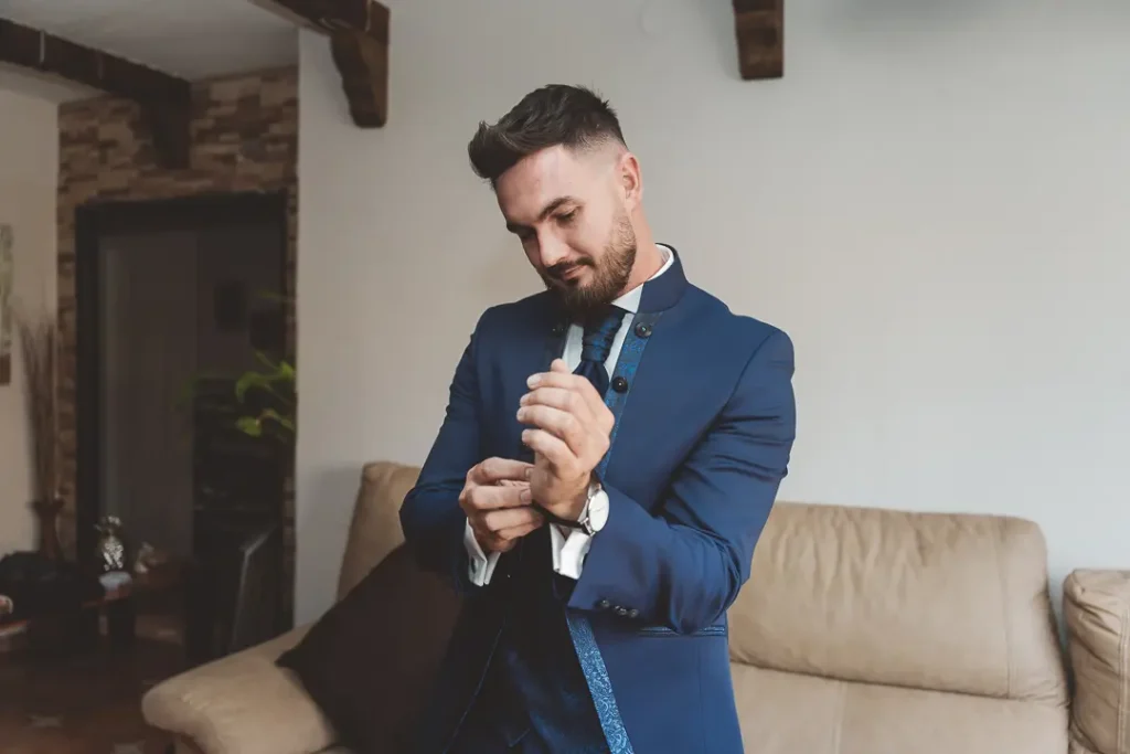 El novio durante los preparativos en casa antes de la boda en Almería