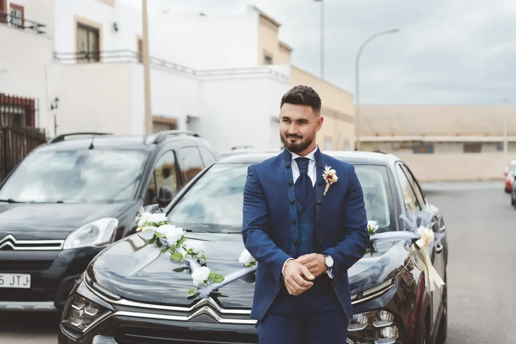 Retrato del novio durante los preparativos de su boda en Almería