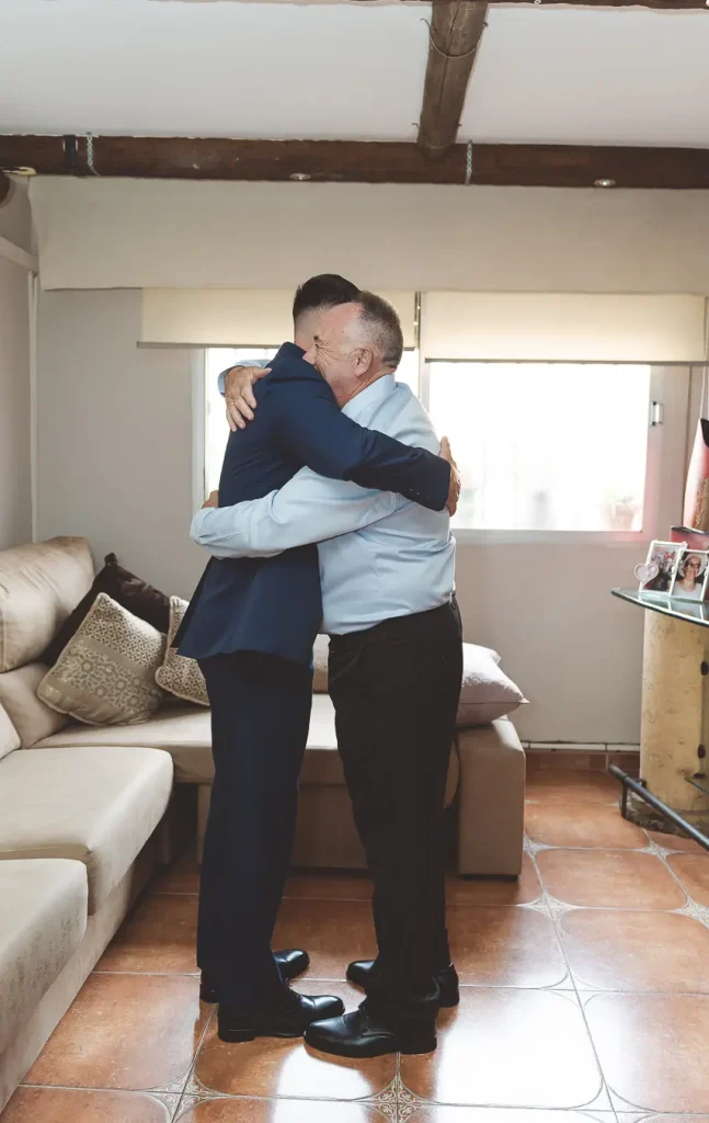 El novio ajustándose el traje antes de la boda en Almería