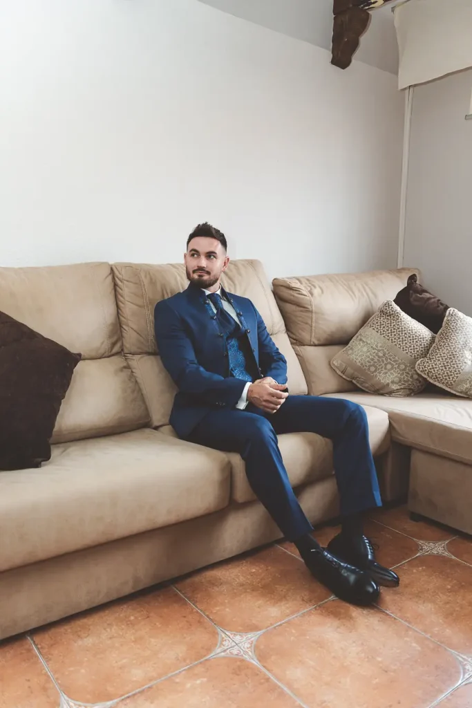 Detalle del traje del novio durante los preparativos en Almería