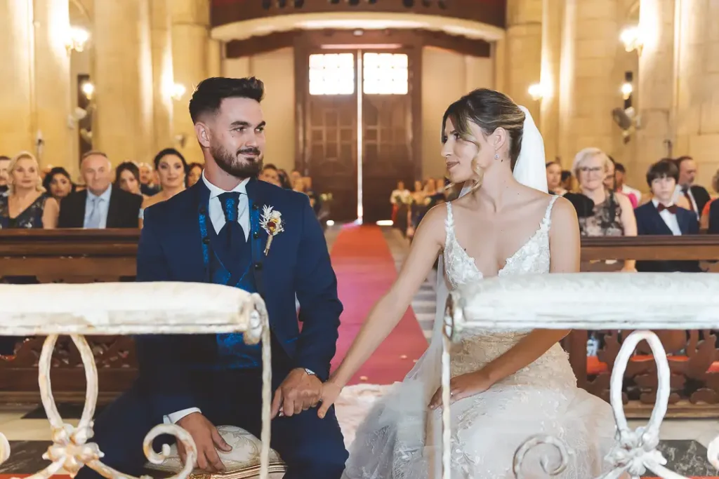 Los novios saliendo de la iglesia después de la ceremonia en Almería