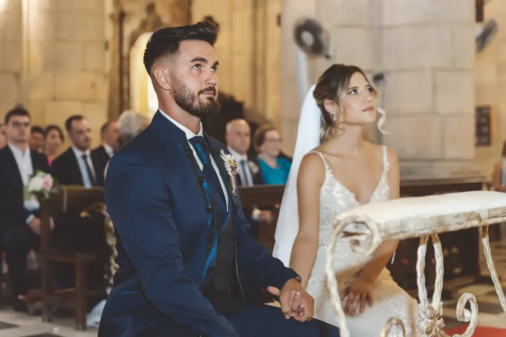 Salida de los novios de la iglesia tras la boda en Almería