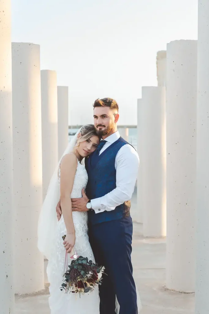 Pareja de novios abrazándose durante su boda en Almería