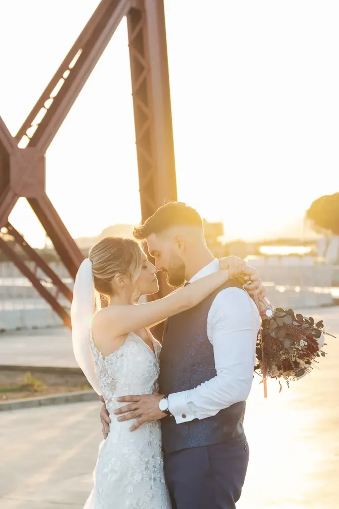 Pareja de recién casados durante su boda en Almería