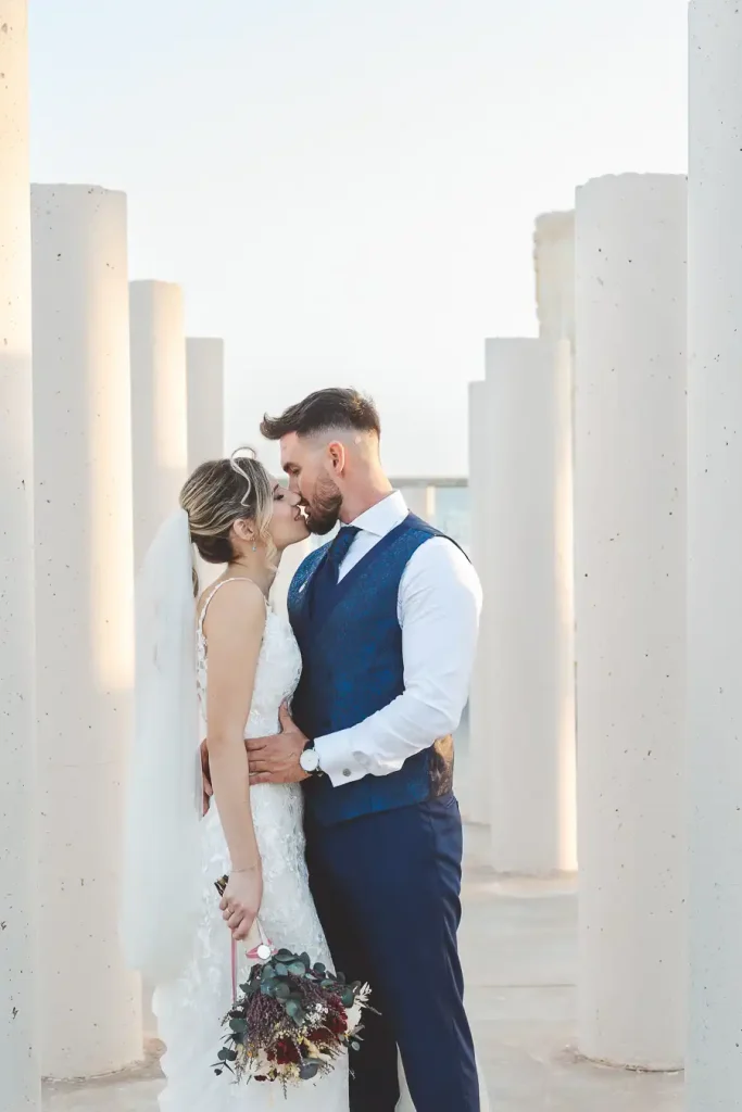 Los novios besandose tras la ceremonia en Almería