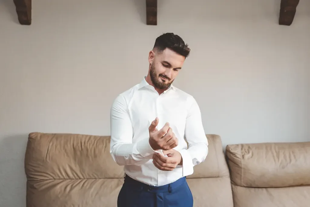 Momento previo del novio durante los preparativos de la boda en Almería