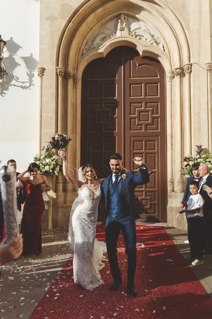 Salida de los novios de la Iglesia Virgen del Mar en Almería