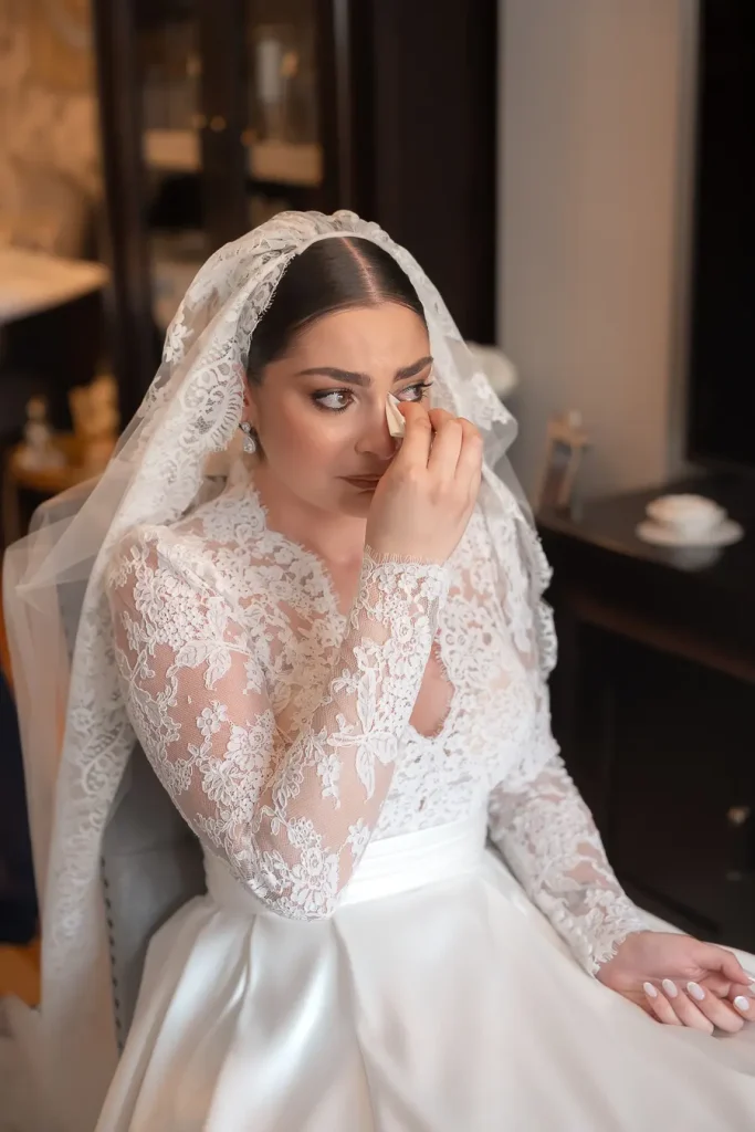Rocío emocionada momentos antes de salir hacia su boda.