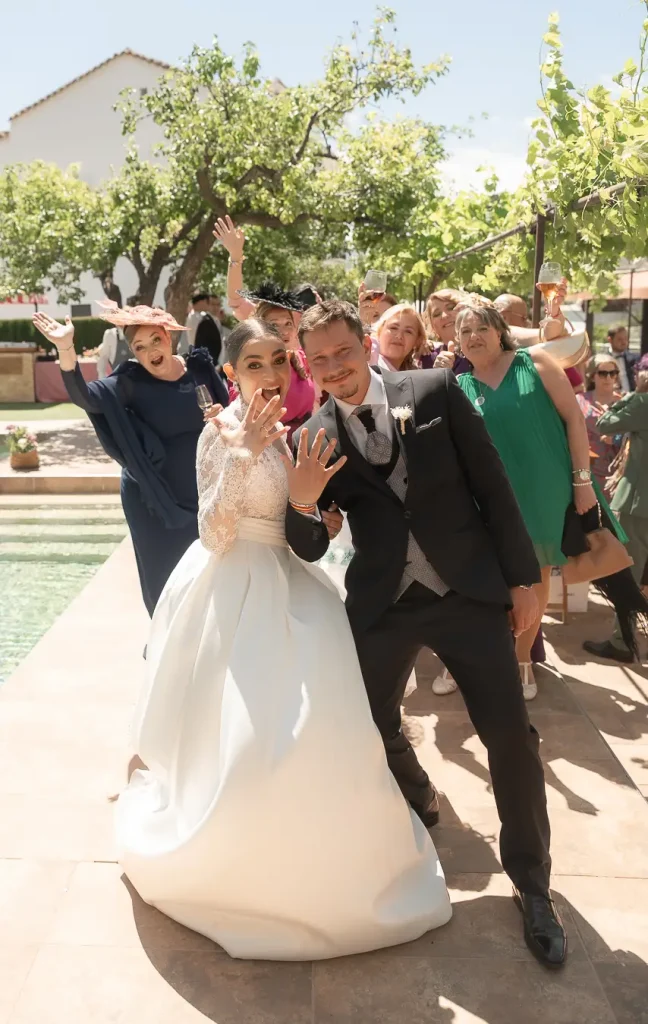 Rocío e Iván junto a su familia durante la celebración en Finca Doña Adela.