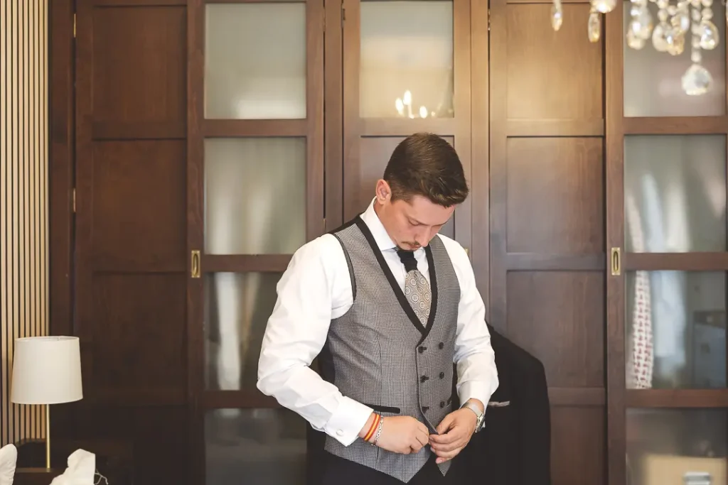 Preparativos del novio antes de la boda en Dalías.