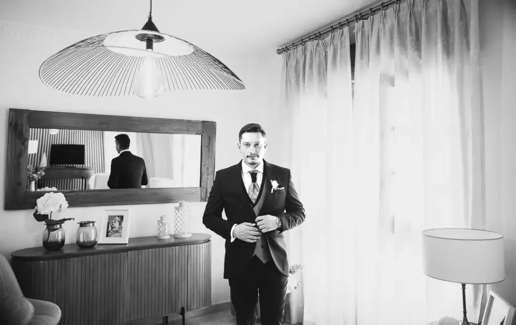 Iván en su casa durante los preparativos de la boda.