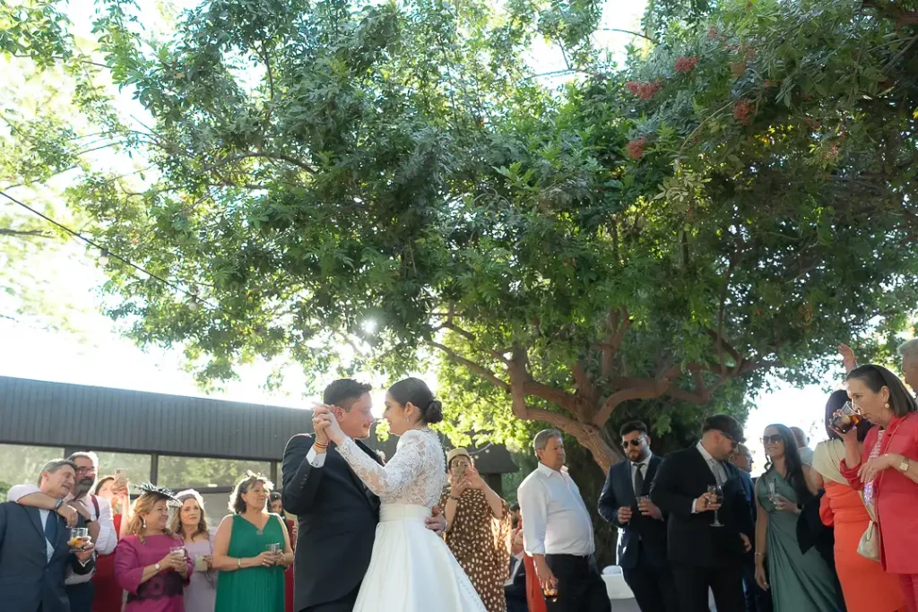Rocío e Iván disfrutando de un momento especial durante la celebración de su boda.