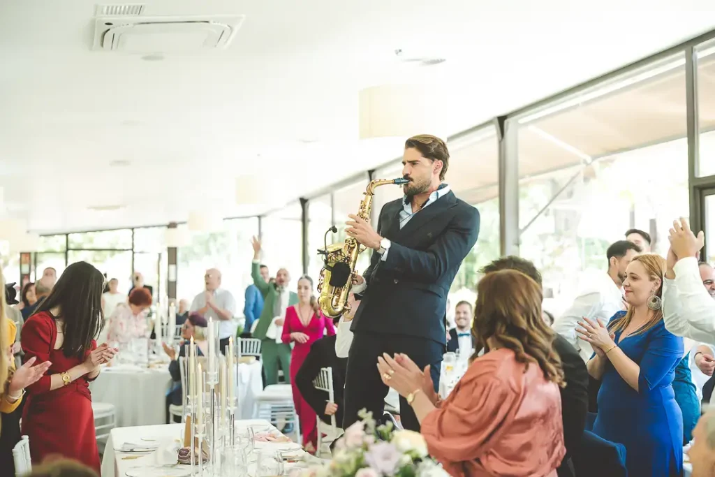 Saxofonista animando a los invitados durante el banquete de boda.