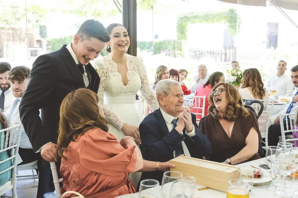 Rocío e Iván junto al abuelo del novio durante el banquete de boda.
