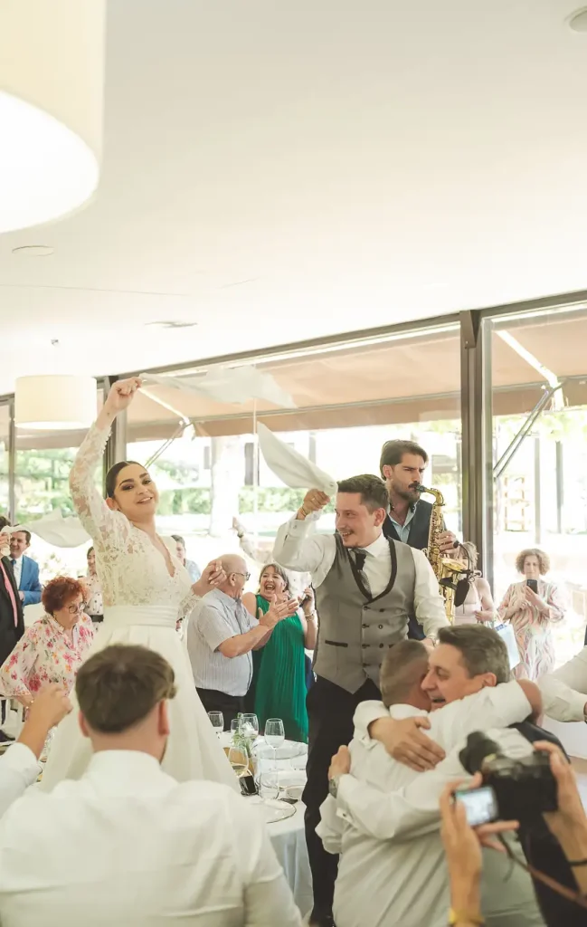 Rocío e Iván sobre las sillas celebrando durante el banquete de boda.