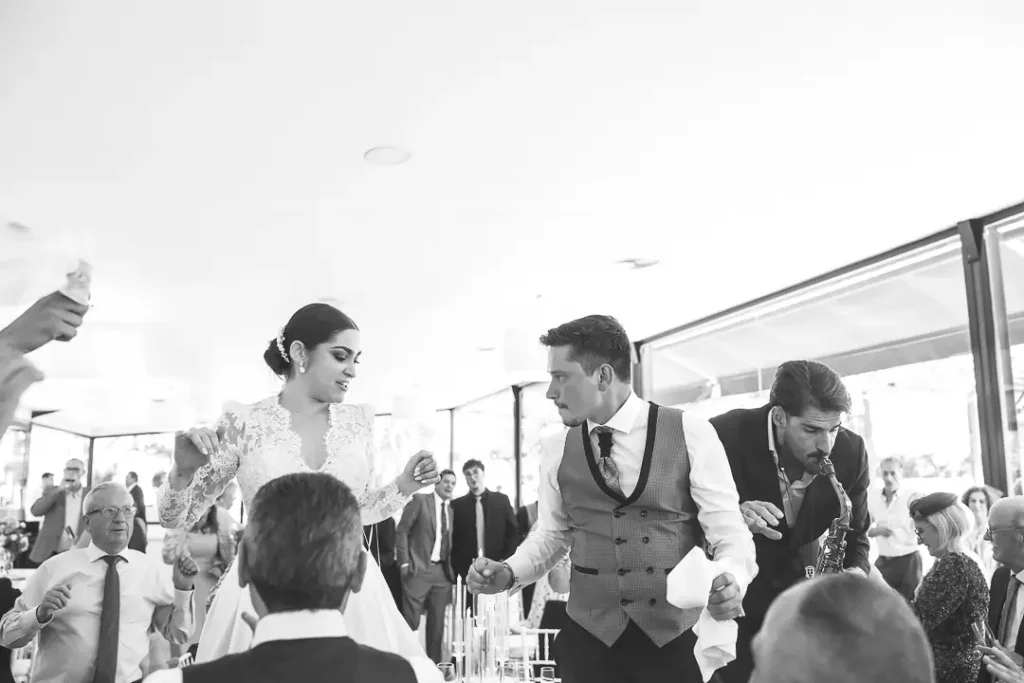 Rocío e Iván celebrando junto al saxofonista durante la fiesta.