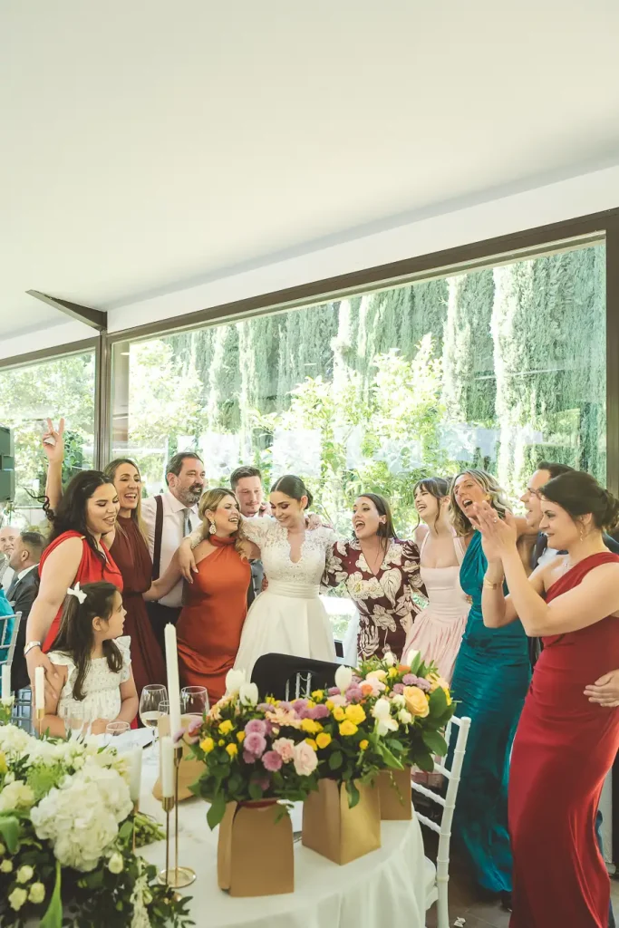 Rocío junto a sus amigas durante el banquete de boda.
